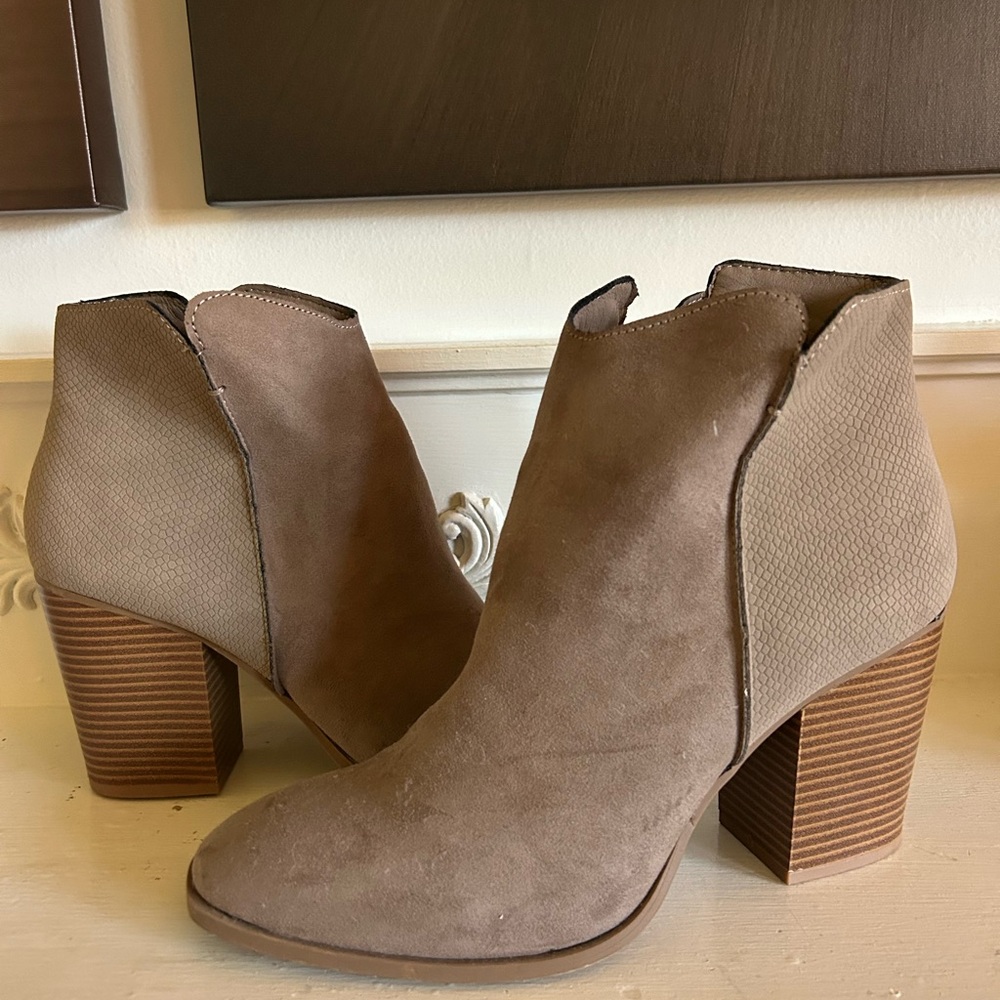 Taupe Suede Block Heel Ankle Booties - Women's Sun & Stone